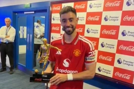 Bruno Fernandes nhận cúp của Premier League giữa những tranh cãi