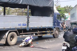 Bị xe tải cán qua, một cô gái nguy kịch