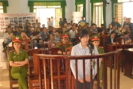 Phạt nặng cô gái cởi áo 'nói chuyện' với công an 