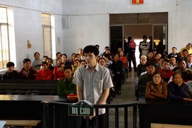 Tạt xăng đốt chết hàng xóm, nam thanh niên lãnh 10 năm tù