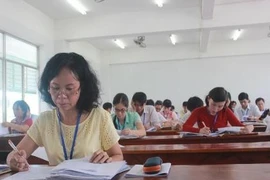 Hình ảnh giáo viên chấm những bài thi đầu tiên