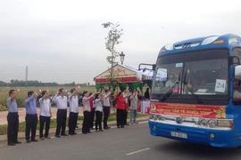 Lãnh đạo TP.HCM ra tận xe tiễn công nhân về tết