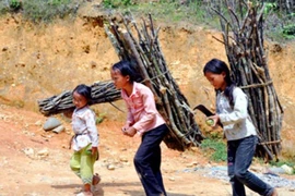 Biến đổi khí hậu khiến trẻ em mưu sinh trước tuổi