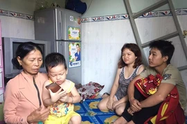 Đưa trẻ bị bạo hành ở cơ sở Mầm Xanh đi khám sức khỏe