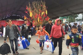 Nữ công nhân 20 năm mới về quê đón Tết
