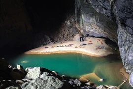 Lễ 30-4: Tour độc lạ vào hang, băng rừng, leo núi... đắt khách