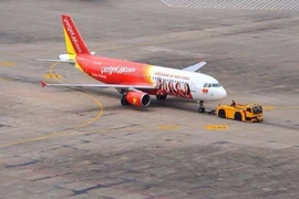 2 động cơ tăng nhiệt cao, máy bay hạ cánh khẩn 