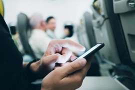 Phải kiên quyết với khách sử dụng điện thoại trên máy bay 
