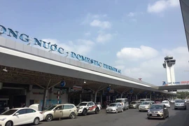 Tấn công nhân viên hàng không, một hành khách bị khống chế