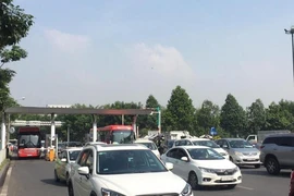 Ô tô vào sân bay đón trả khách không phải đóng phí 'BOT'