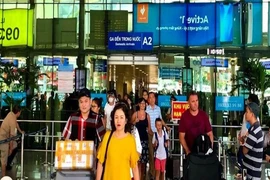Hậu lễ, máy bay tấp nập trả khách ở sân bay Tân Sơn Nhất