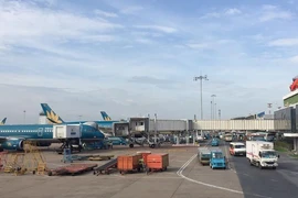 Sân bay Tân Sơn Nhất nghẽn trên trời, tắc dưới đất