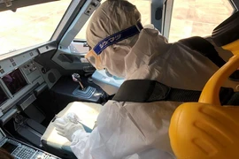Dịch COVID: Phi hành đoàn được trang bị bảo hộ y tế đặc chủng