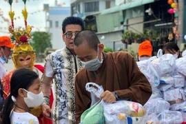 Chùa dạy miễn phí 6 ngoại ngữ, phát gạo cho người nghèo 