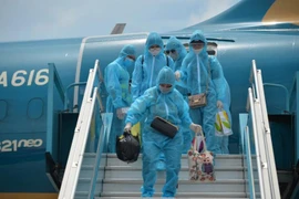 Chuyến bay đón nhiều trẻ em từ Đà Nẵng đã về đến Hà Nội