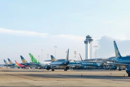 Cả trăm chuyến bay bị hủy do bão số 9