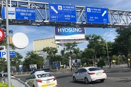 Ngày đầu sân bay Tân Sơn Nhất phân làn, tài xế còn lúng túng