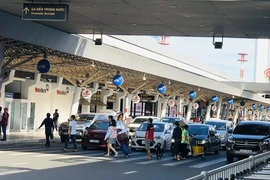 Chèo kéo khách nhiều lần bị tạm dừng đón khách ở sân bay