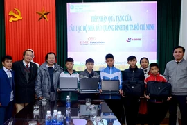 Trao 10 máy tính cho Làng trẻ em SOS Đồng Hới