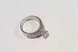 Tìm thấy nhẫn kim cương giá trị lớn trên máy bay