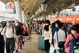 Sân bay Tân Sơn Nhất bận rộn cao điểm tết