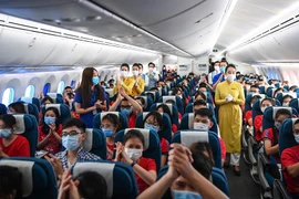 350 sinh viên, giảng viên y khoa từ Hà Nội vào Bình Dương chống dịch
