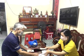 Bưu điện TP.HCM phát lương tận nhà cho 170.000 người dân