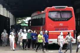 Hàng loạt nhà máy ở TP.HCM mở cửa đón công nhân trở lại làm việc