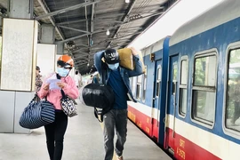 Thai phụ sinh con 3kg trên đoàn tàu đón công dân Quảng Bình về quê