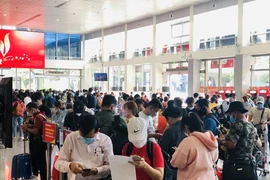 Mùng 3 tết, sân bay Tân Sơn Nhất tấp nập khách