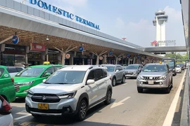Thiếu 1.100 xe đón khách tại sân bay Tân Sơn Nhất dịp lễ 30-4