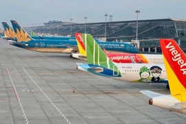Nhiều chuyến bay bị hủy, lùi giờ khởi hành do bão số 2