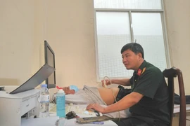 Bác sĩ Bệnh viện Quân y 175 đến tận nhà khám bệnh cho người nghèo