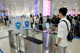 Dùng ứng dụng VNeID để làm thủ tục lên máy bay 
