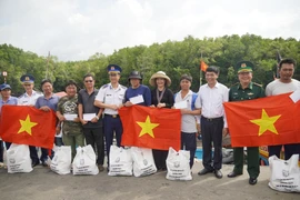 Cảnh sát biển đồng hành với ngư dân Cần Giờ