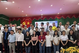 Quỹ khuyến học Nguyễn Hữu Cảnh trao học bổng cho sinh viên Quảng Bình