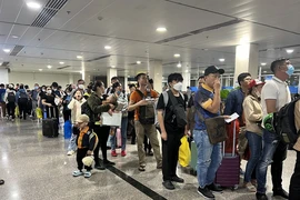 Khách mệt mỏi chờ 6 tiếng ở sân bay Tân Sơn Nhất vì delay