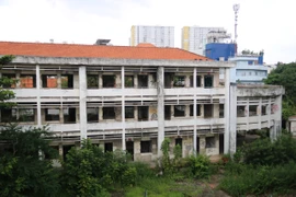Khung cảnh hoang tàn bên trong ngôi trường bỏ hoang 15 năm ở TP.HCM