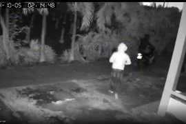 Camera ghi lại cảnh trộm đột nhập lấy hai xe mô tô ở Long An 