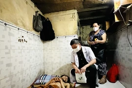 Bác sĩ Bệnh viện Quân y 175 xuống phòng trọ khám bệnh, trao quà cho người nghèo