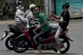 Truy đuổi, ném nón bảo hiểm tấn công đôi nam nữ trên đường 