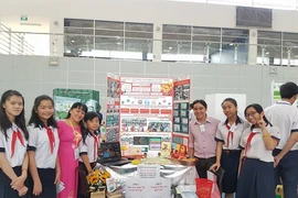 Người phả nét son cuộc sống vào đầu óc học trò