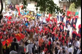 Học sinh 'bão' trong sân trường mừng U-23 Việt Nam