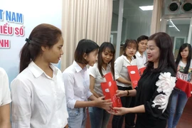 Trao 26 hợp đồng bảo hiểm cho sinh viên quỹ Vừ A Dính