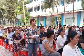 Phụ huynh lo lắng khi tan tiệc sân trường ngập rác