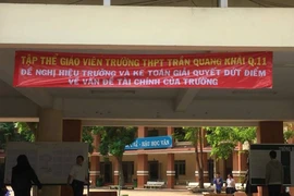 Giáo viên treo băng rôn phản đối hiệu trưởng và kế toán 