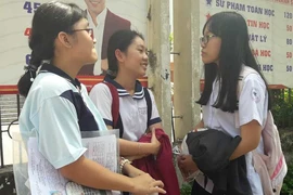 Thí sinh khóc với đề toán vào trường trung học thực hành