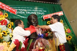 Trao tặng tượng đồng cụ Nguyễn Trung Trực cho tỉnh Kiên Giang