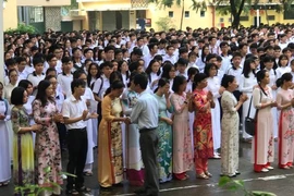 Hiệu trưởng chuyển trường, học sinh và giáo viên khóc nức nở