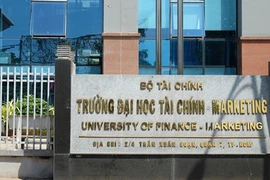 Sinh viên phản ứng quy định phải mặc áo thun có cổ đến trường